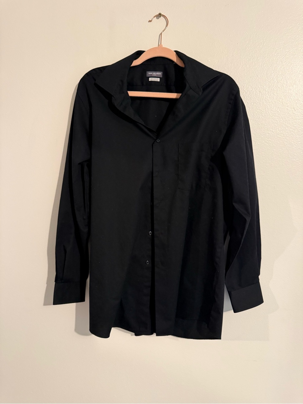 Van Heusen men’s m black classic collared button down long sleeve shirt: server